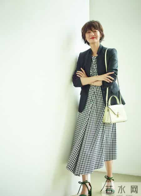 53岁富冈佳子为何如此受欢迎？除穿搭连头发都有人模仿，看完就知