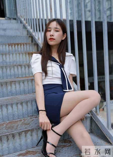 一条简约又有设计感的连衣裙,显瘦不挑人,小个子上身也无压力