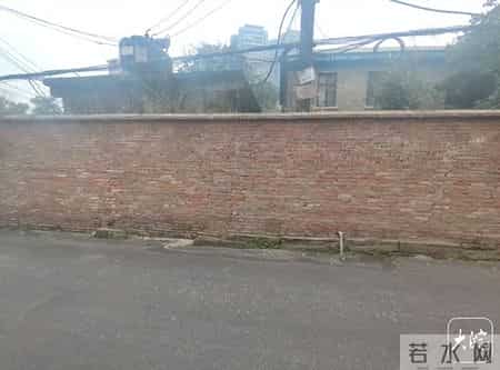 四川南充街头低俗标语已被拆除 警方对涉事店家进行教育