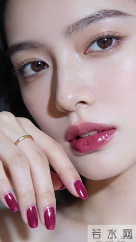 清透妆造+金戒指，这是不是你想要的纯欲感？