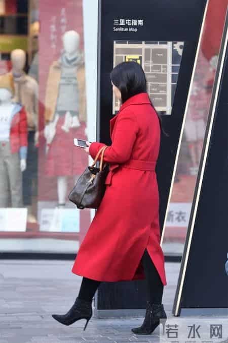 10厘米的黑色尖头细跟短靴,搭配黑色紧身裤,红色呢子大衣