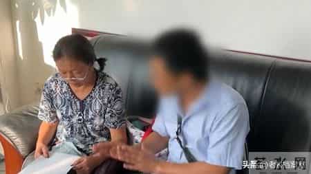 六旬母亲睡楼道一天一夜，大女儿视若无睹，她是家庭版的武则天