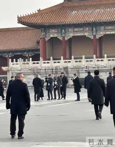 英国首相斯塔默参观北京故宫，仔细看，咱们的保镖又帅又威猛！