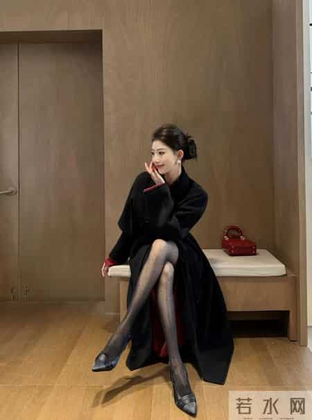 “黑色大衣+波点丝”，俏皮又精致！