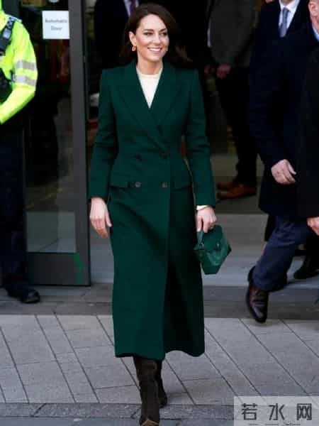 看凯特王妃穿大衣，我悟了：配裙子不配牛仔裤，穿长筒靴才更高级