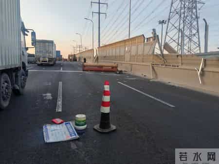 事发上海外环高速！早高峰一辆重型半挂牵引车胎架突然脱落，横扫隔音屏，坠入行车道