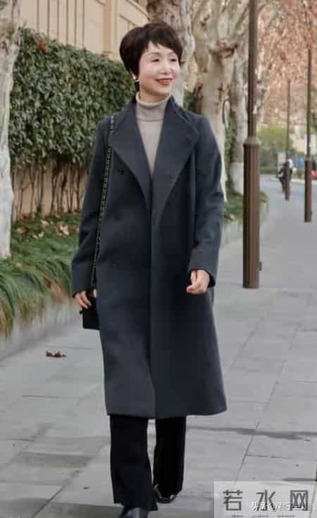 这位奶奶真会保养！63岁穿的像40岁，时尚洋气白搭又减龄值得模仿