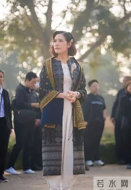 泰国贵妃换新发型，扎着马尾辫尽显活力感，还戴粉色簪花把人嫩到