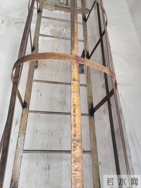 一、隐患描述:大于3m的直爬梯未设置防护笼