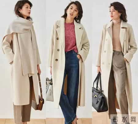 大衣下面尽量少配裤子，今年流行这样穿，时髦保暖又高级