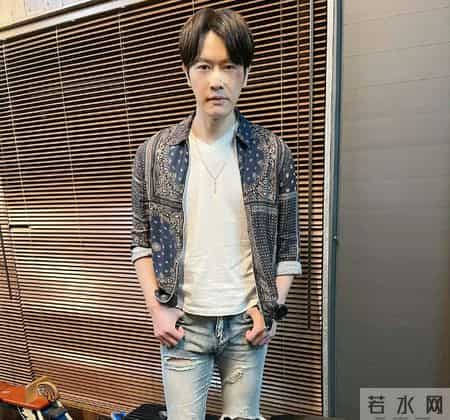 他忘不掉初恋，却爱上了两个女人，如今45岁仍未婚