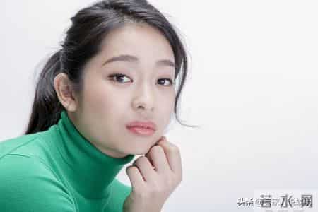 女生接吻必闭眼？心理学家揭秘：不是害羞，是身体在说“我爱你”