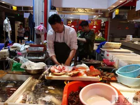 一女子去菜市场买鱼，回到家炖鱼汤时，发现肚子里有个缠丝玛瑙