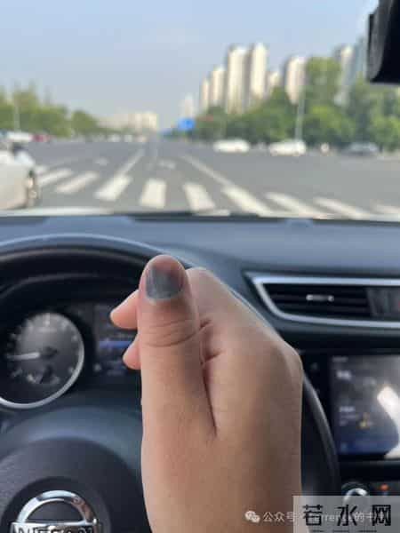 网友记录手指甲掉落的全过程