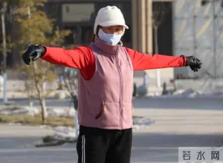 天气寒冷,常戴帽子好吗?医生:过了69岁,戴帽子千万注意这几点