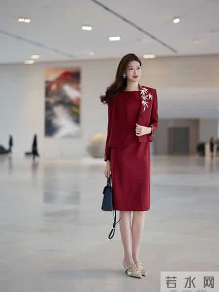 广东省台主持人彭婷婷今日穿红色职业装,脚踩高跟,走路生风