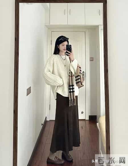 新年内搭就穿「毛衣+半裙」 ,聚会吃漂亮饭赢麻了!