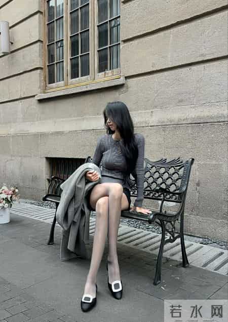 灰大衣＋厚黑袜＋方扣鞋，秋冬这样穿，气场全开又显腿长！