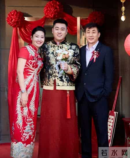 新郎晒44张婚纱照，仅有6张新娘正脸，其余大半是母亲，女方回应