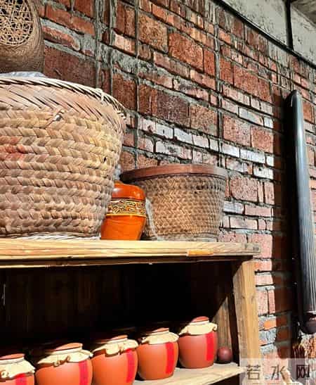 福建一男子，因“入住毛坯房”走红，仅一茶室就圈粉无数，真高级