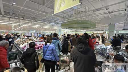 开业了！南宁广百家超市亭洪路店，人多得路边都停不下电动车了！