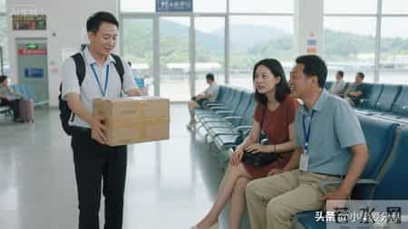 妻子和老同学去旅游,刚进候车厅就收到一个快递,打开看腿都软了
