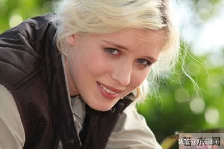 弟媳海外定居，婆婆住我家12年，寿宴上弟弟一句话让我红了眼