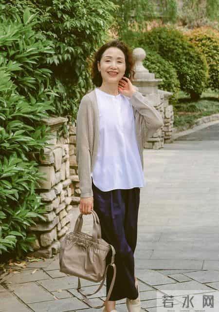 又发现超会穿的外婆！62岁穿衣简约大方，看着年轻时髦又自然