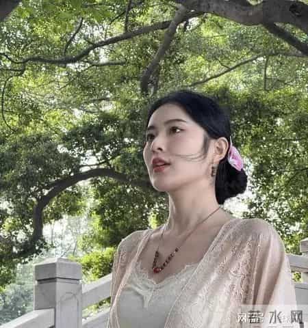 建议成熟女人多穿“蕾丝”风格，蕾丝款的衣服真的太有女人味了