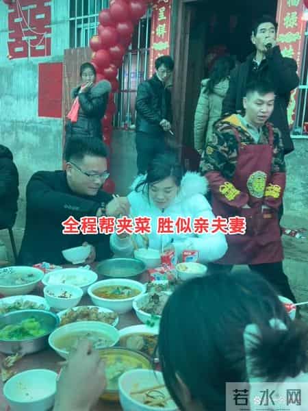 女子离婚6年吃席撞见前夫,一脸娇羞,网友:不是夫妻胜似夫妻!