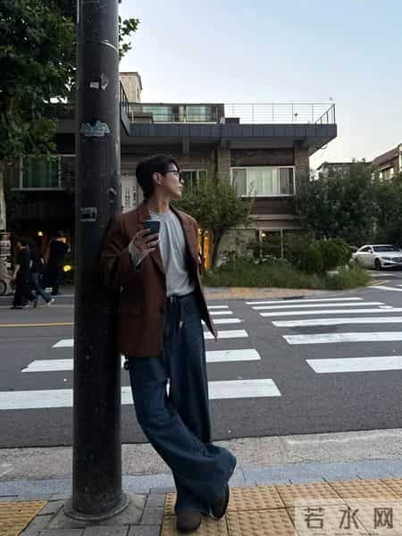男士穿搭丨上班穿牛仔裤,西装外套这么搭,老板追着你加薪!