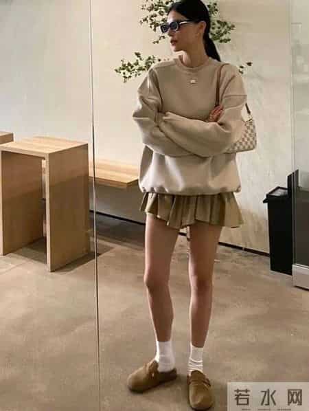 “阔腿裤+勃肯鞋”竟是冬天最流行组合，松弛又减龄