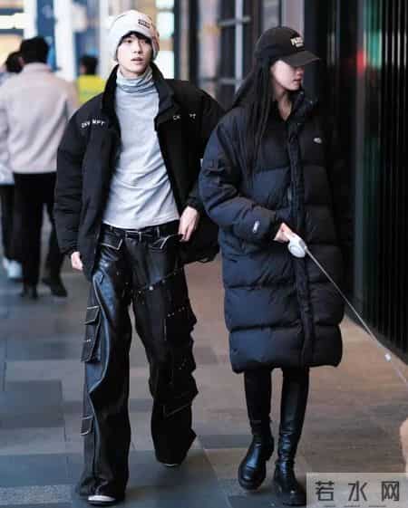 再次重申：羽绒服下面尽量少穿运动鞋，学成都太古里这样穿温暖又高级