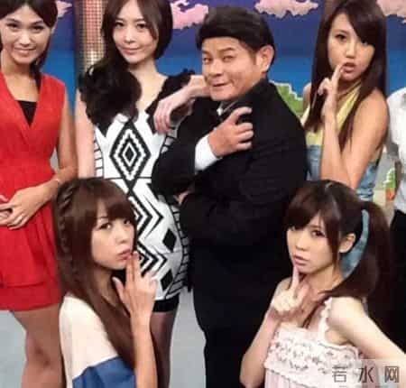 他娶了小24岁妻子，婚后生一儿一女，妻子一夸他帅就会飘