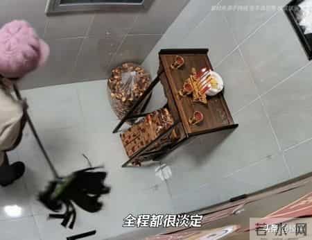 张家界女子挂婆婆遗像抗议邻居，遗像遭扔鸡蛋，丈夫踢翻鞋架