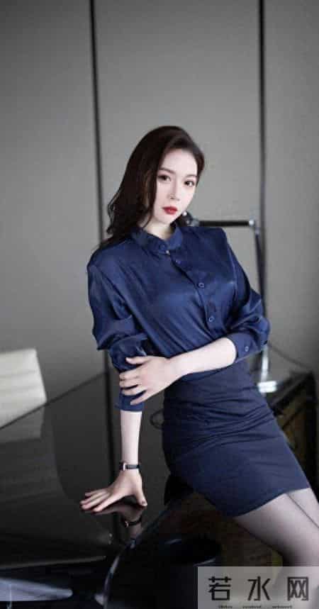 室内温度再高，也不能穿得太随意，经典衬衫搭配短裙，气场全开