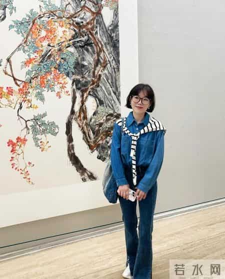 年纪越大越要打扮!看这位53岁姐姐穿衣温柔时髦,减龄10岁都不止