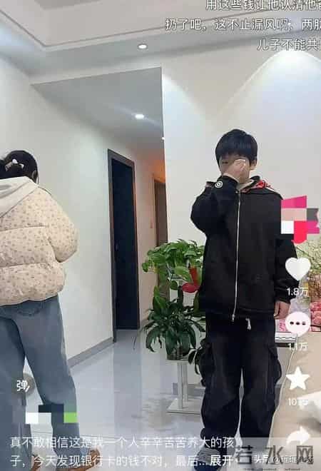 单亲妈妈打两份工赚的钱，被儿子偷转1万给爸爸，网友直接气哭了