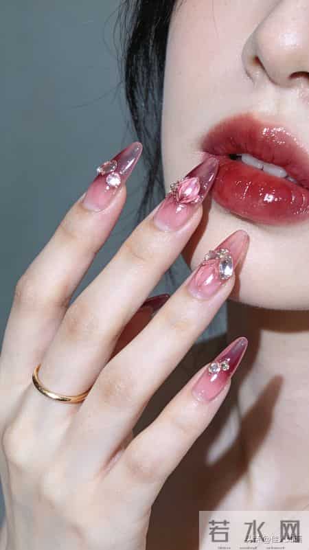 一枚金戒+水晶美甲，精致感直接拉满