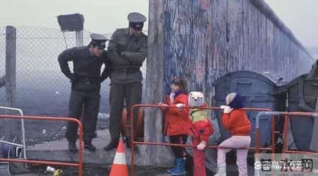 48张老照片看奇闻奇事，爱因斯坦合影卓别林，沙漠中的绿洲，在建中的埃菲尔铁塔