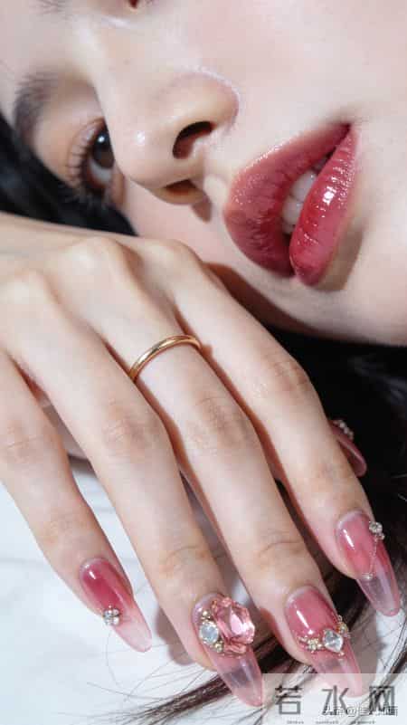 一枚金戒+水晶美甲，精致感直接拉满