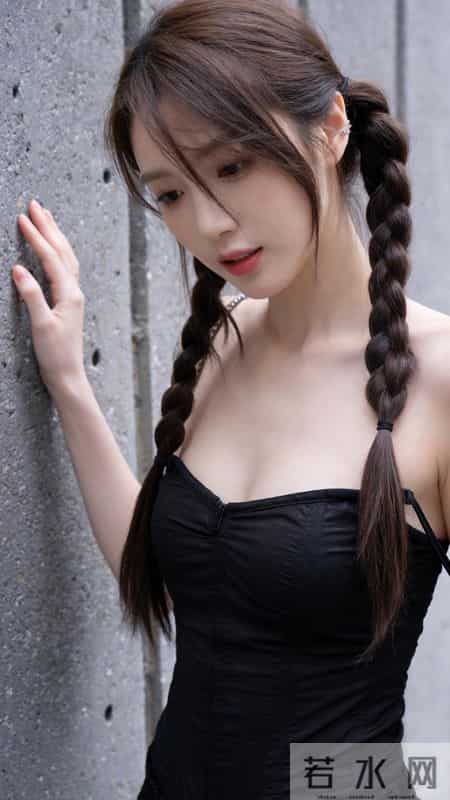 黑色穿搭，抹胸上衣才是灵魂单品！它的鱼骨收腰设计勾勒傲人曲线