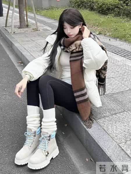 秋冬不露腿穿搭 - 羽绒服+马丁靴的权威感