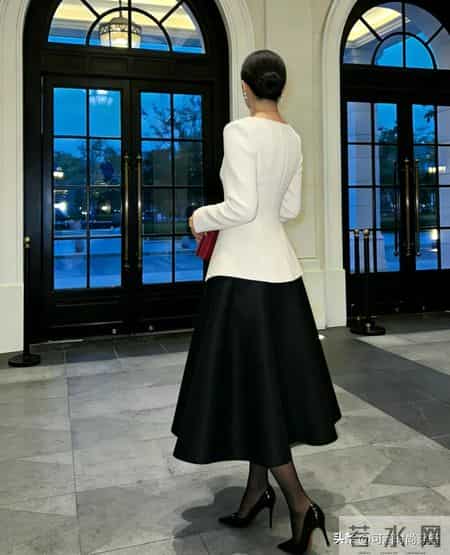 50+裙子最出彩的穿法是：上下反差