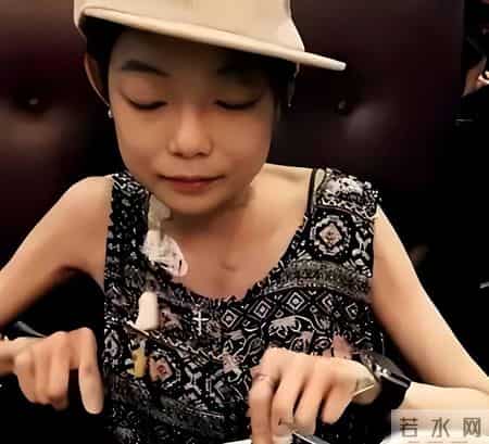 瘦骨嶙峋的她坐在轮椅上，豪门婚姻撕成碎片。