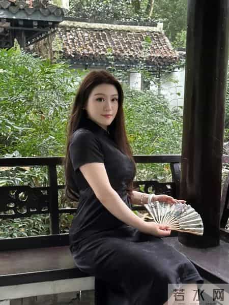 暗纹黑缎面旗袍，珠圆玉润的清冷贵气感