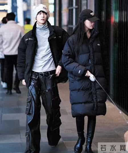 羽绒服下面尽量少穿运动鞋，学成都太古里这样穿温暖又高级