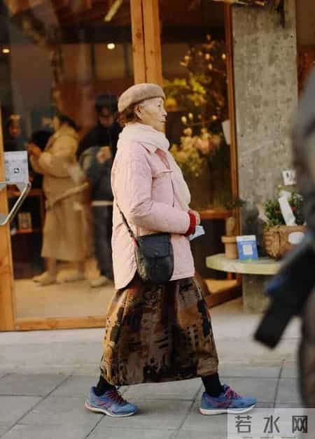 “上海奶奶”优雅到骨子里：穿衣得体、仪态端庄，一看就是讲究人