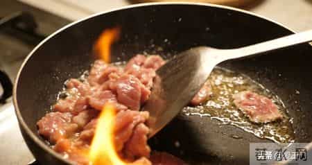 小苏打的妙用！不管炒什么肉，加上一勺，肉嫩又入味，还不塞牙！