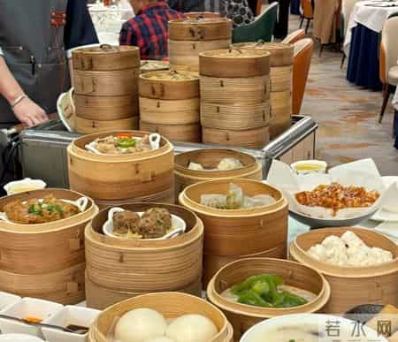 吃饺子喝热水,老美cos中国人一天就不中了?!